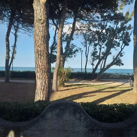 Spacious Double Right By The Sea ベッド・アンド・ブレックファスト 3*