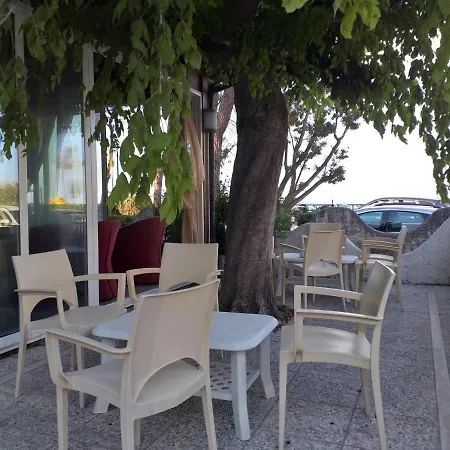 ベッド・アンド・ブレックファスト Spacious Double Right By The Sea